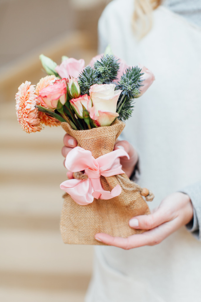 stephanie drenka, dallas blogger, burlap flowers